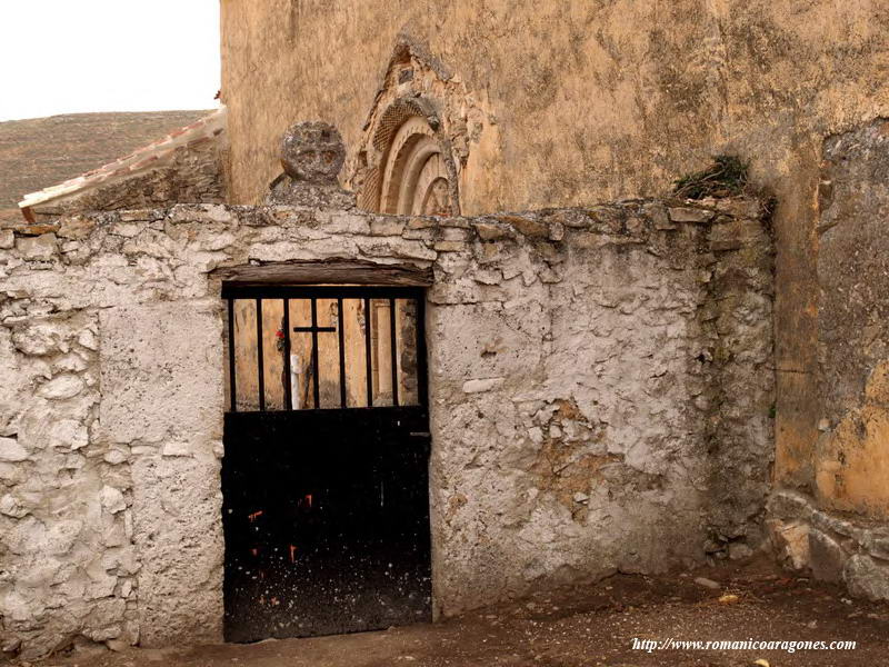 ACCESO AL CEMENTERIO. ESTELA SOBRE LA PUERTA